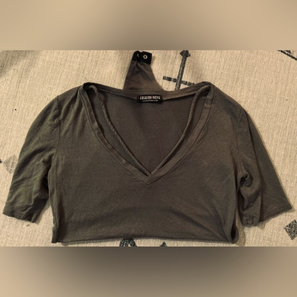 Fashion Nova short sleeved wide V neck bodysuit, size Medium - Picture 6 of 6